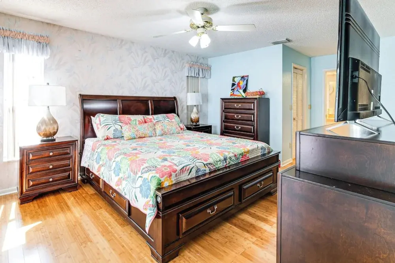 3 Mi to Weeki Wachee Springs SP: Poolside Oasis!