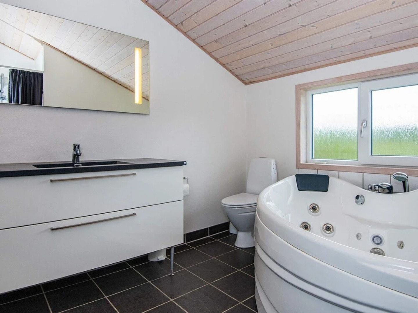 Quaint Holiday Home in Hemmet Jutland With Indoor Whirlpool