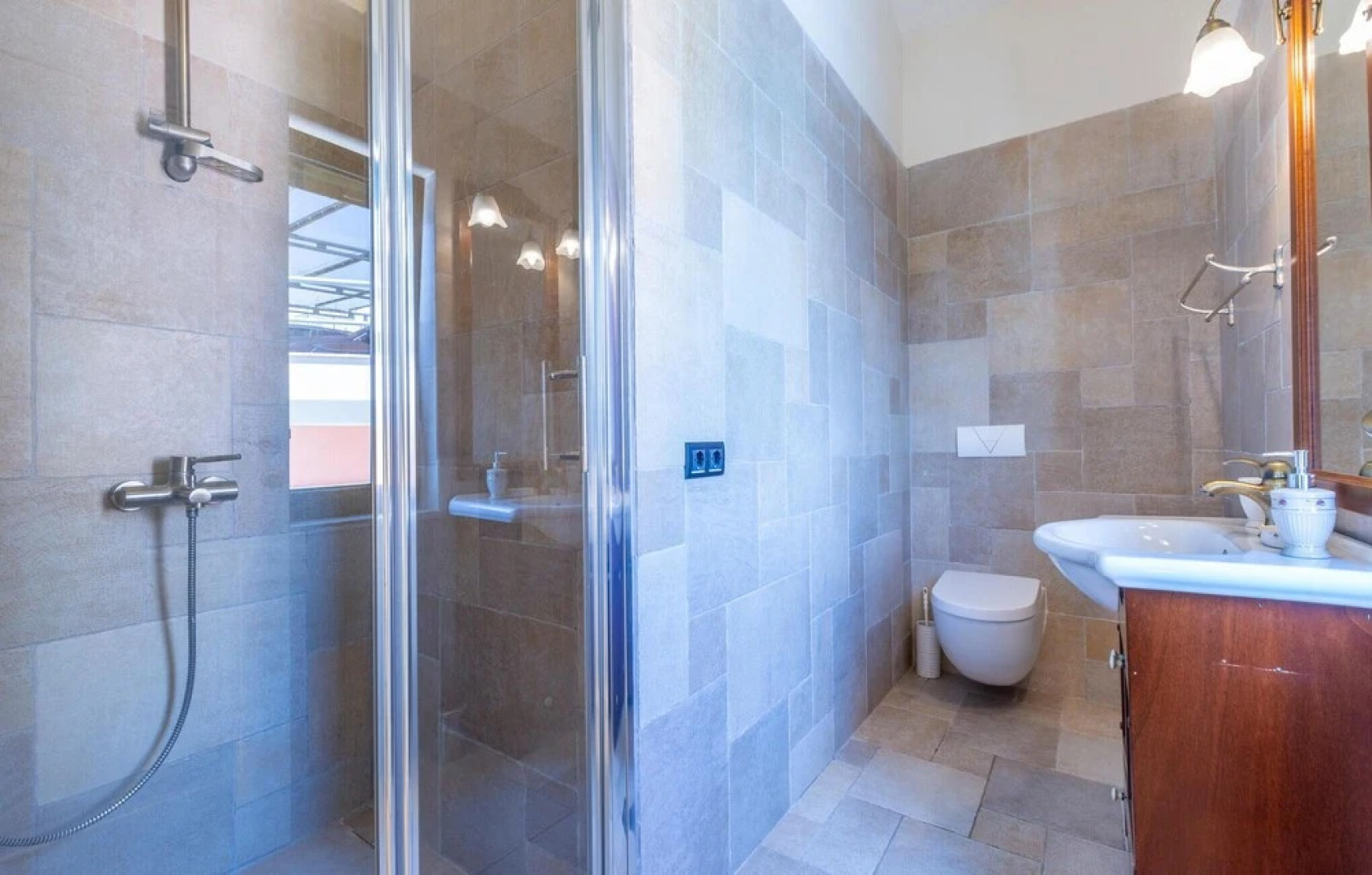 Beautiful Home in Mimice With Wifi and 3 Bedrooms