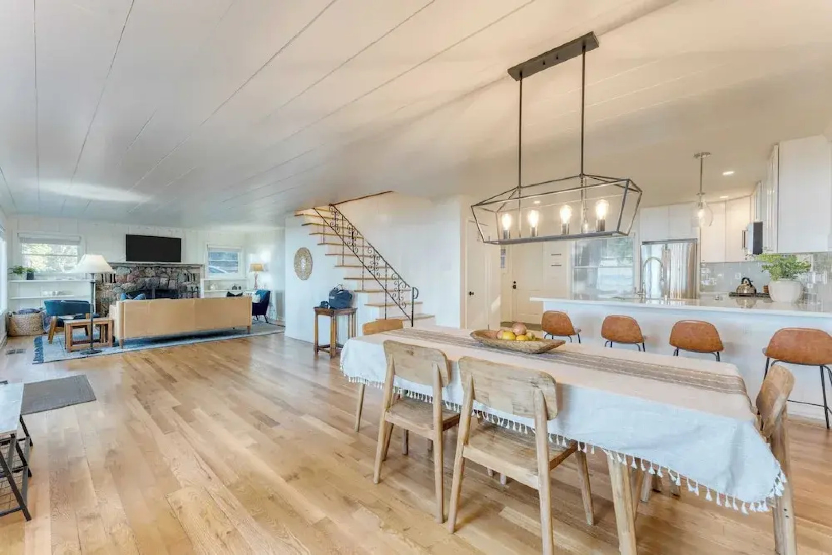 West Shore Lake House by Avantstay Ski Cabin w/ Backyard Sledding Hill!