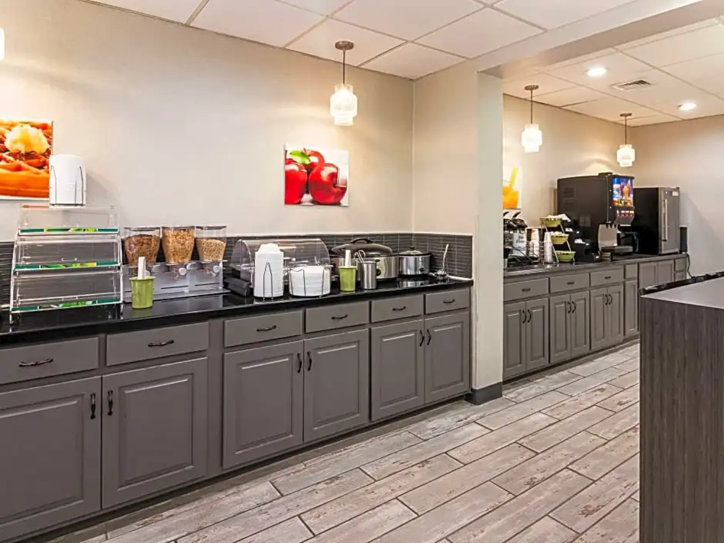 Farragut Inn & Suites