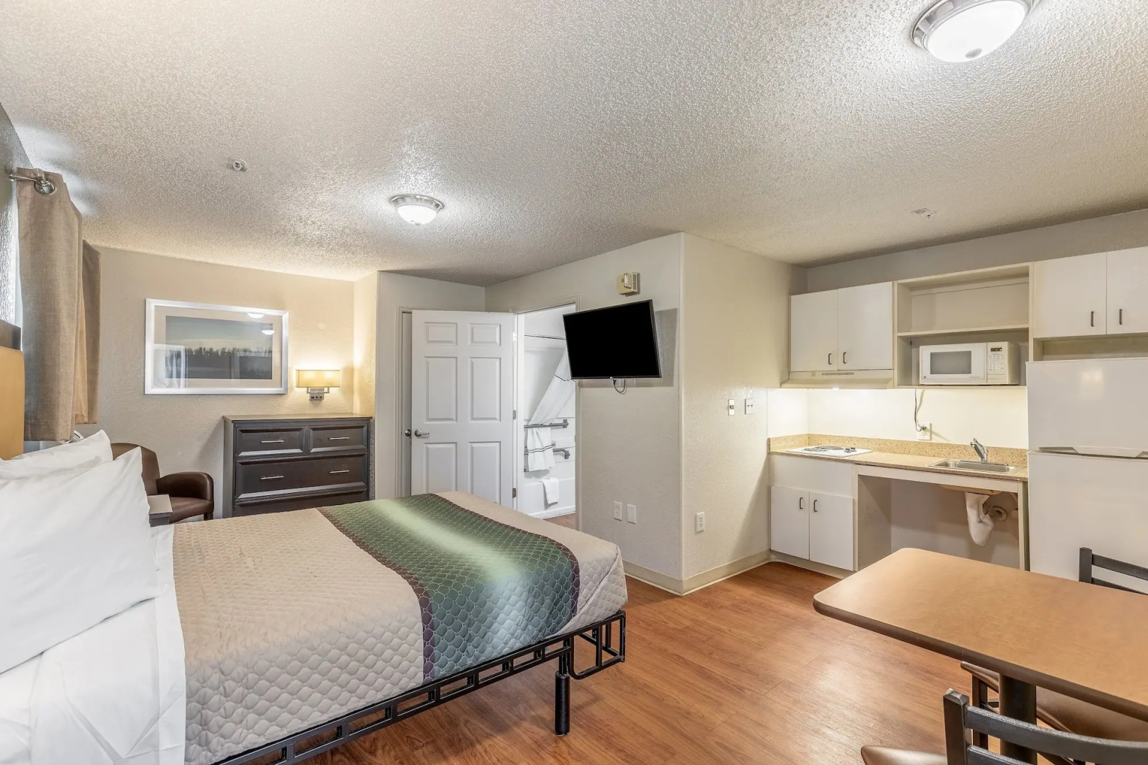 HomeTowne Studios by Red Roof Orlando - Casselberry