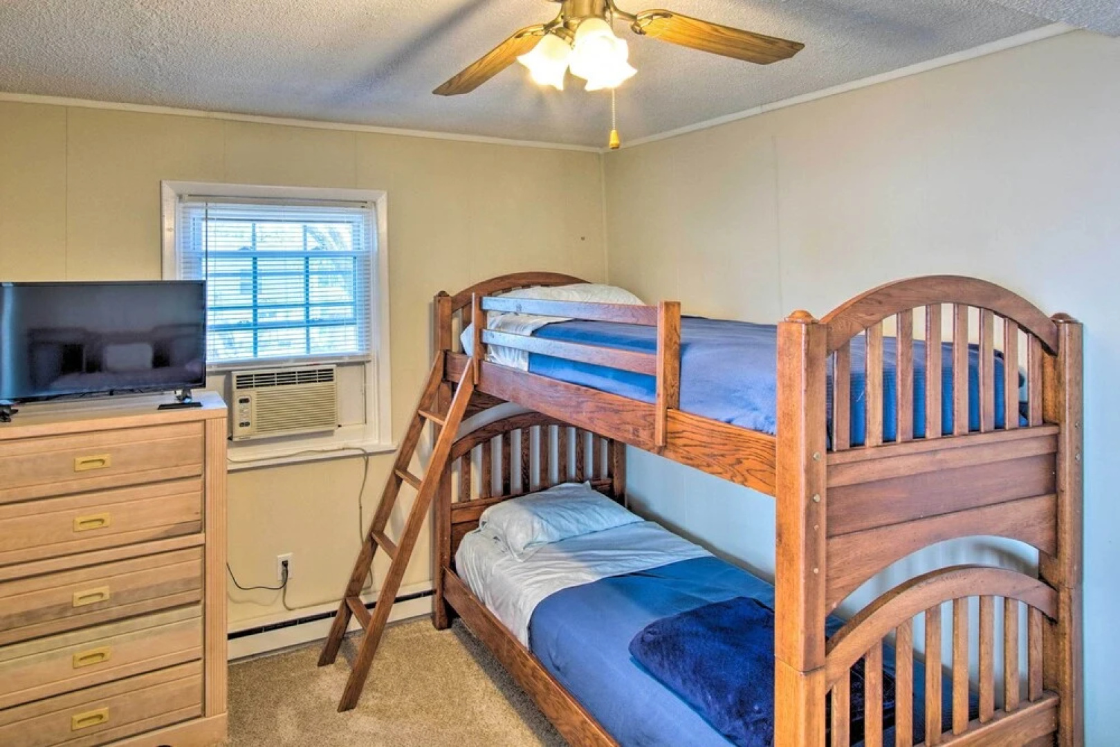 Sunny Oak Island Retreat - 3 Blocks to Beach!