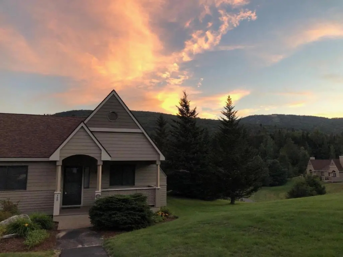 F3 Fairway Village Condo With Great Mountain Views, 8 Minute Walk From Omni Mount Washington Hotel!