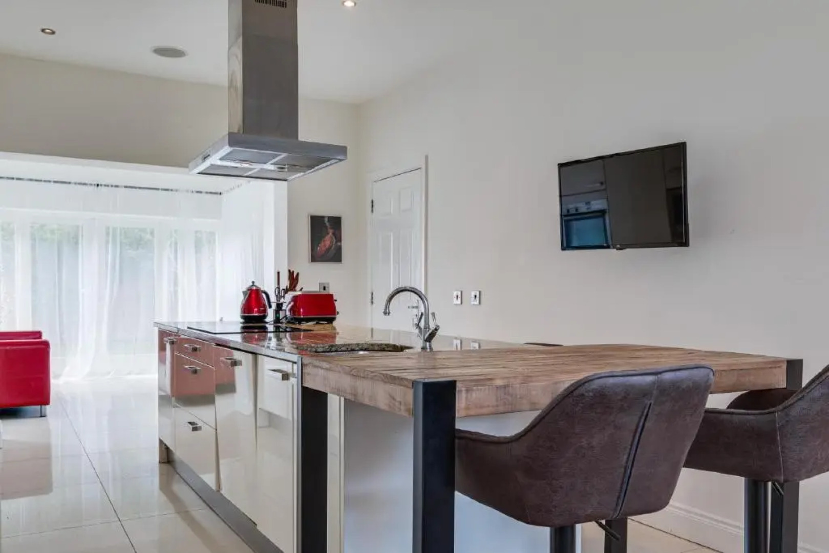 Modern, luxury suites with private bathrooms close to city centre