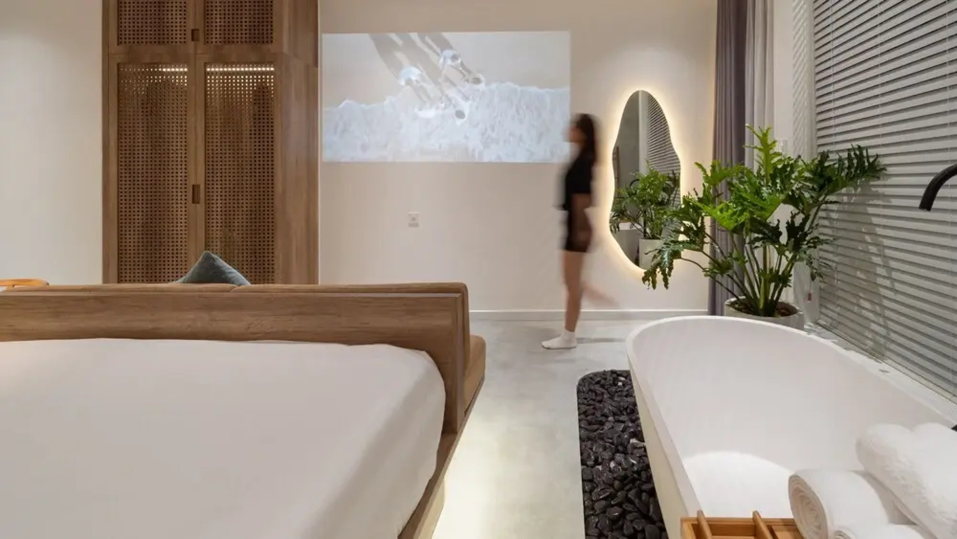 Kin Wander Tan Phong, The Moonage