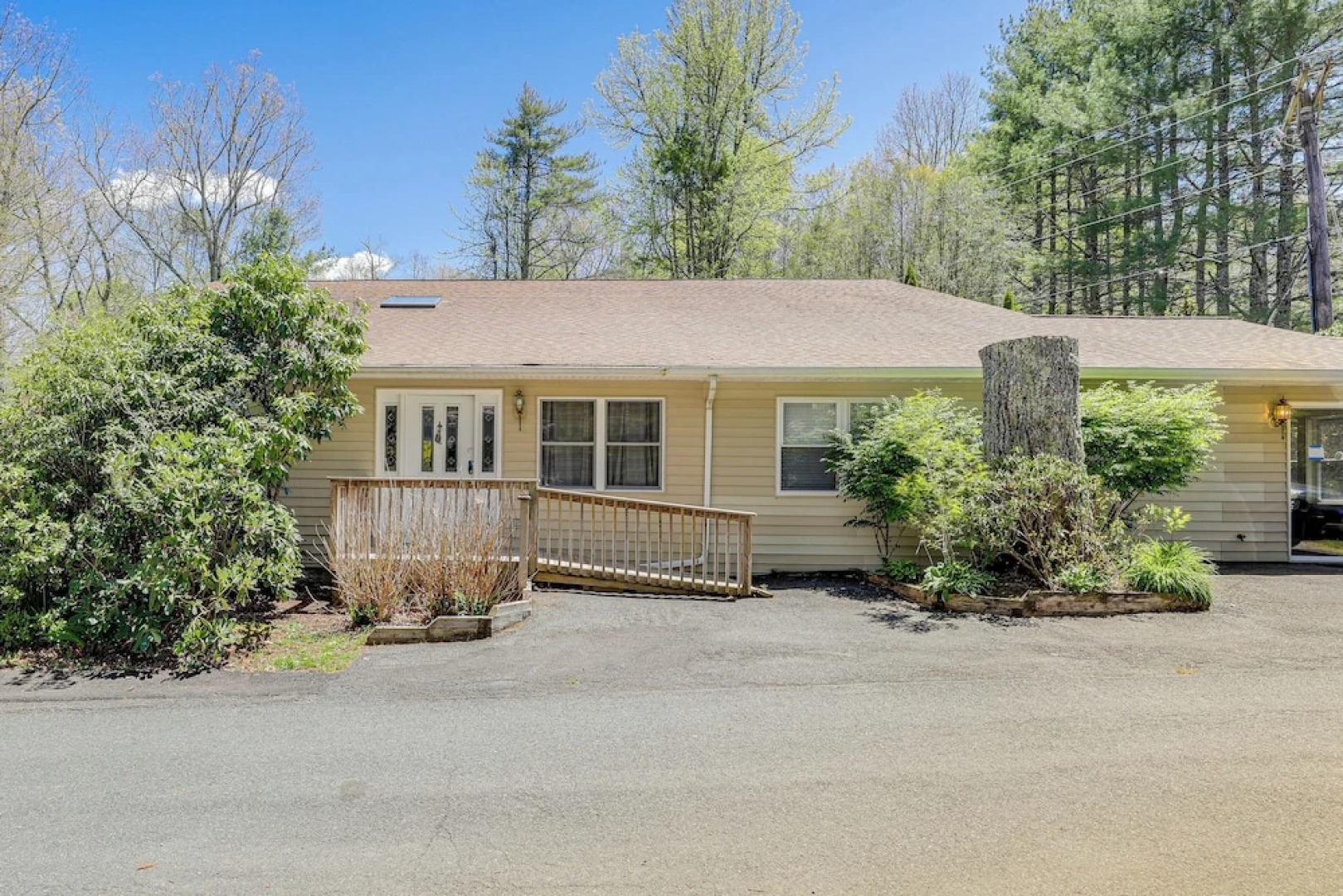 Lake & Pool Access: Spacious Home in Newland