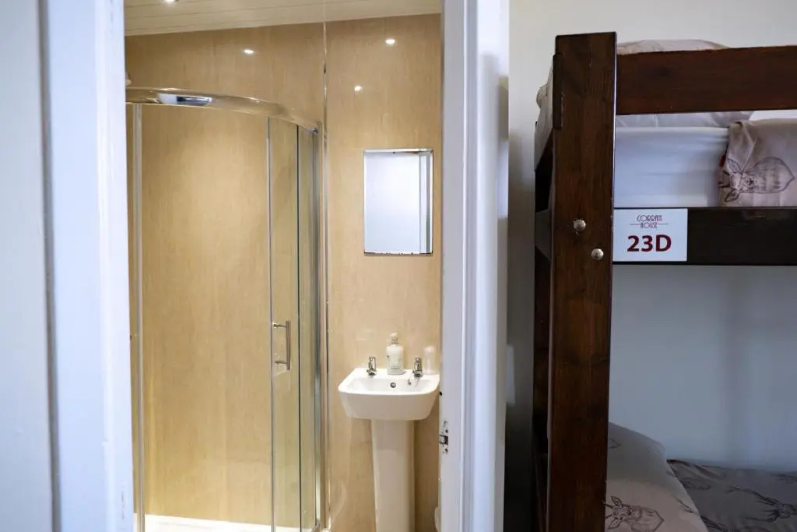 Corran House Guest House & Hostel