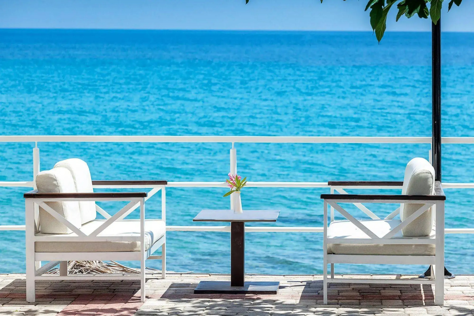 Xenios Dolphin Beach Hotel