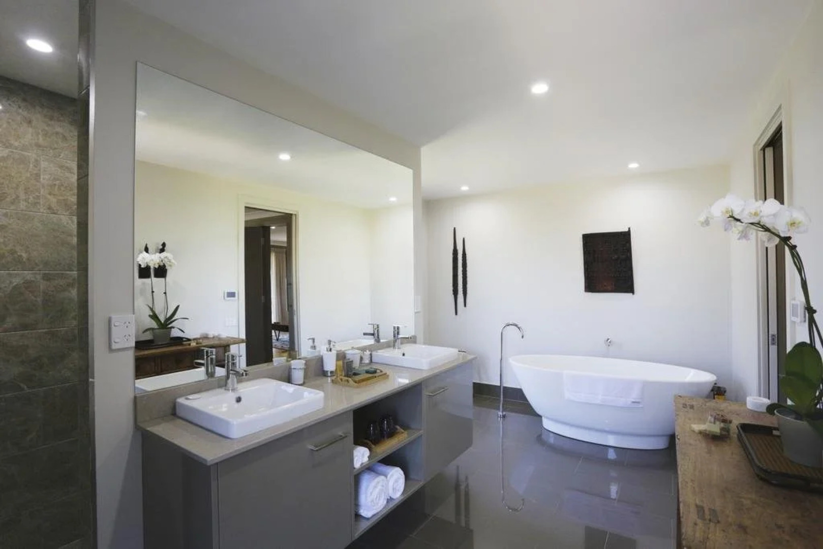 Lilies on Lovedale Estate - Heated Pool and Spa