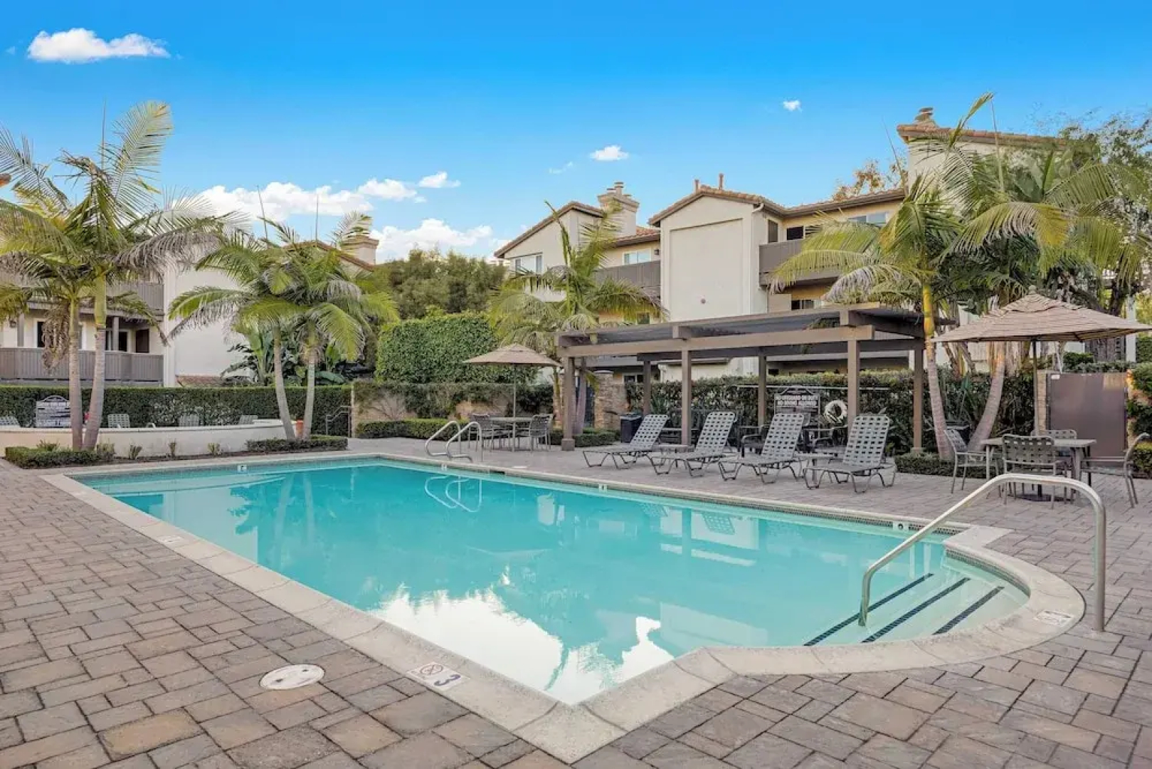 Walk to Beach Pool, Hot Tub, Private Patio, Parking Seabreeze Retreat