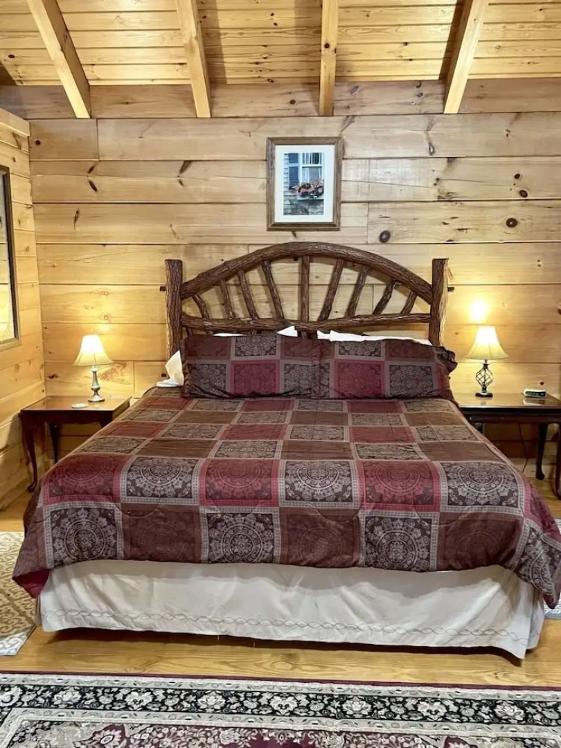 Romantic, pet friendly cabin with private hot tub, washer/dryer and full kitchen Studio Cabin by RedAwning