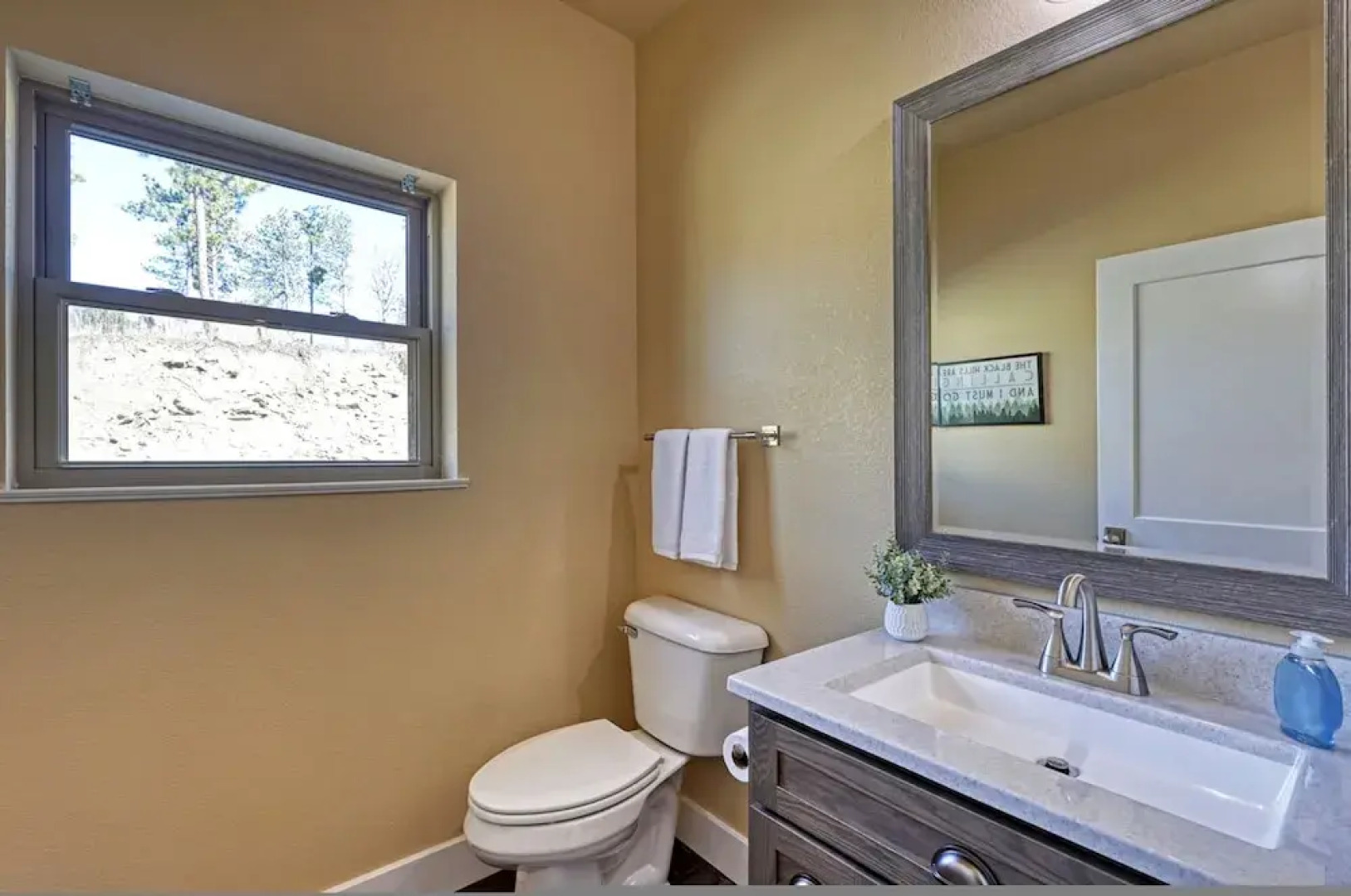 Modern Condo Near BH Attractions-garage Parking