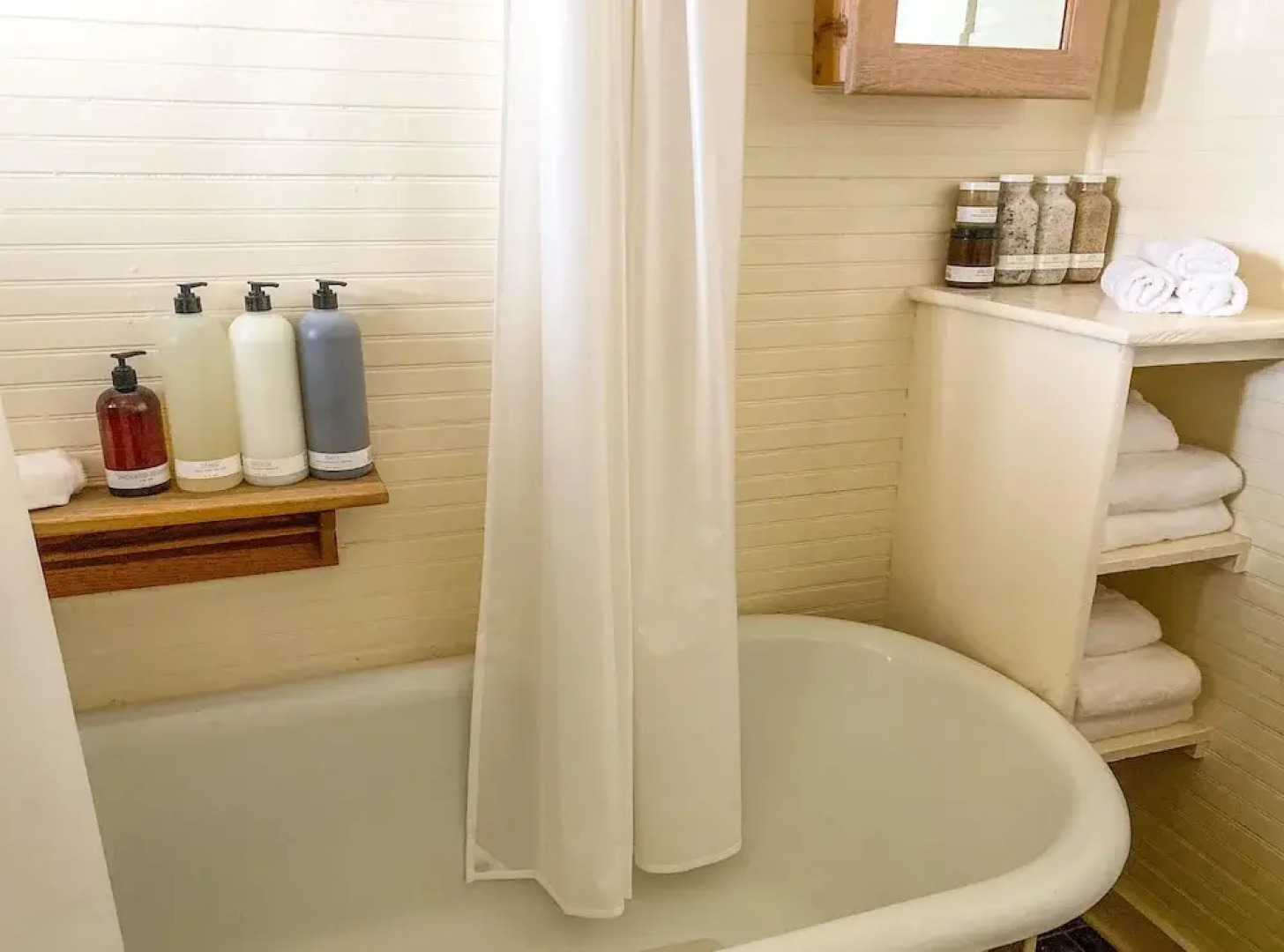 Upstairs at Thevictorian - Lush Walkable and Dog-friendly Retreat - Steps From Downtown Bellingham