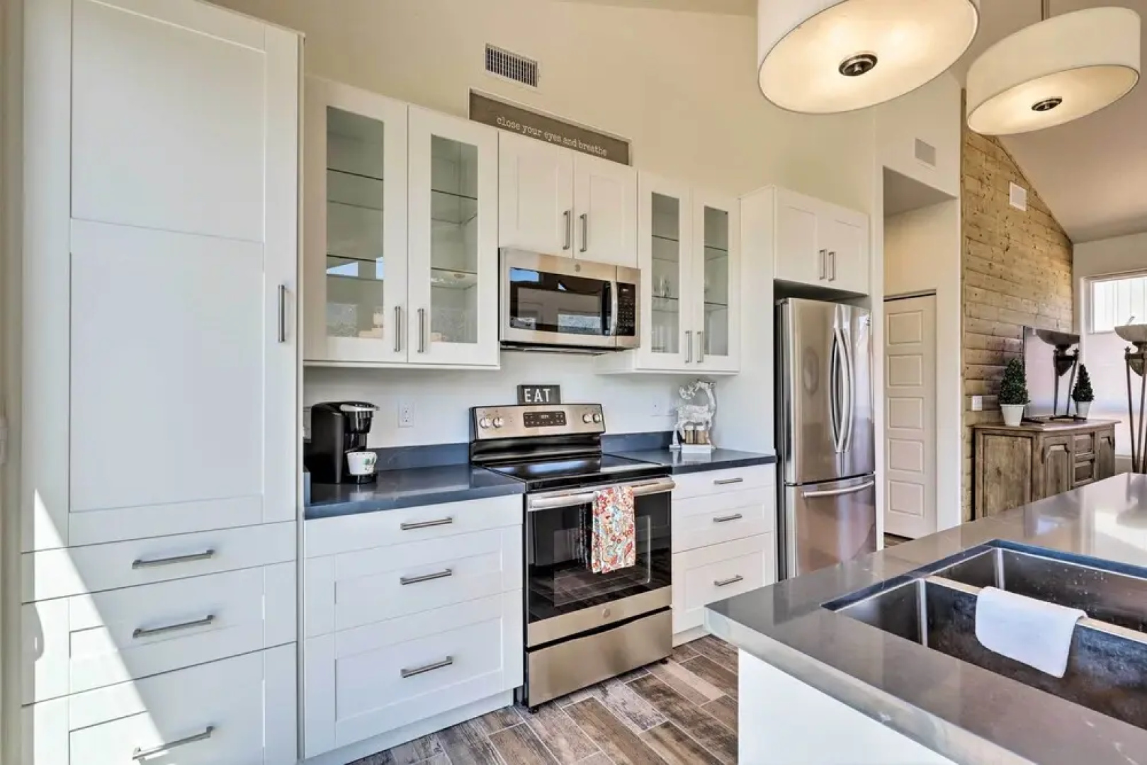 Hot Tub, Deck & Mtn View: Lavish Cabin in Pine!