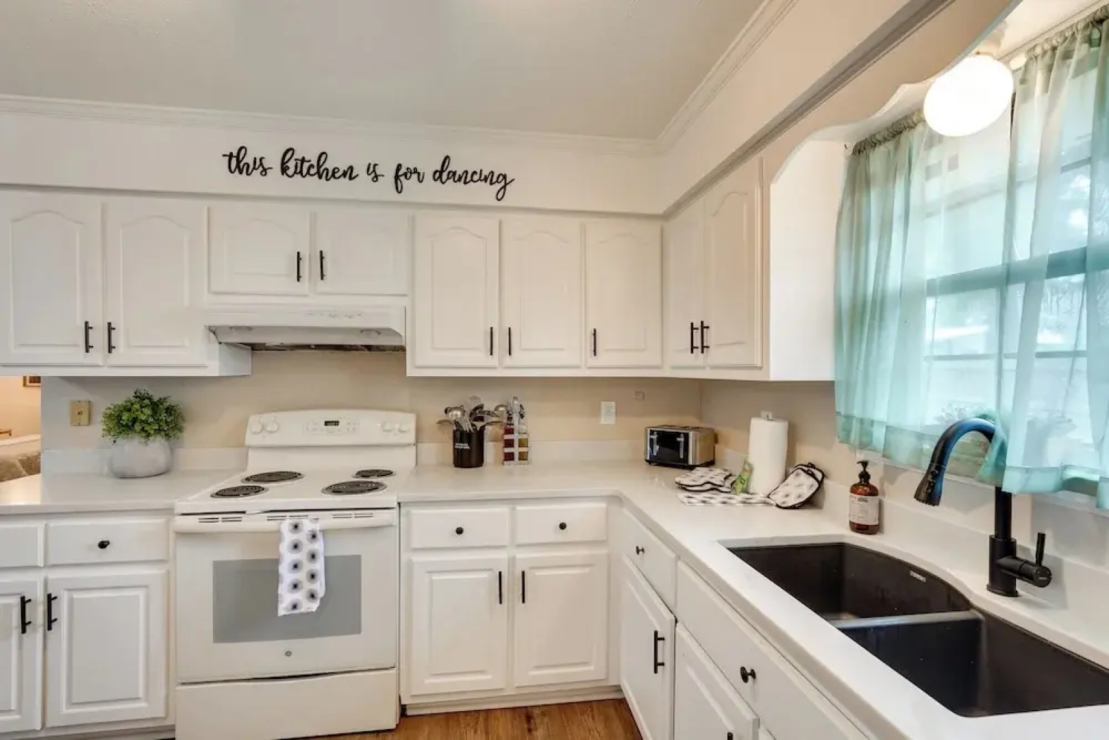 Relaxing Lynn Haven Escape w/ Screened Porch!