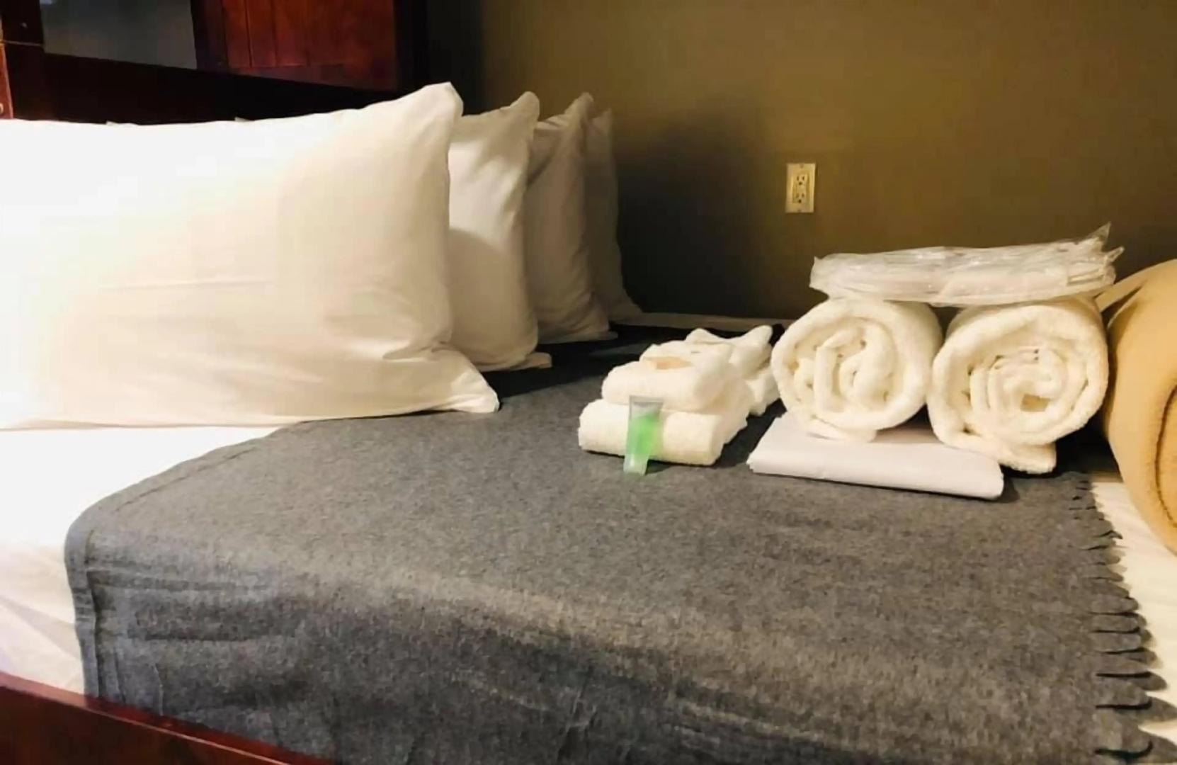 Oberge Inn  Riverside guest room in Val-David village with free parking