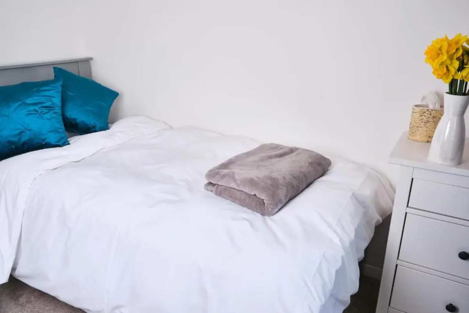 Parkway House - Modern with great transport links