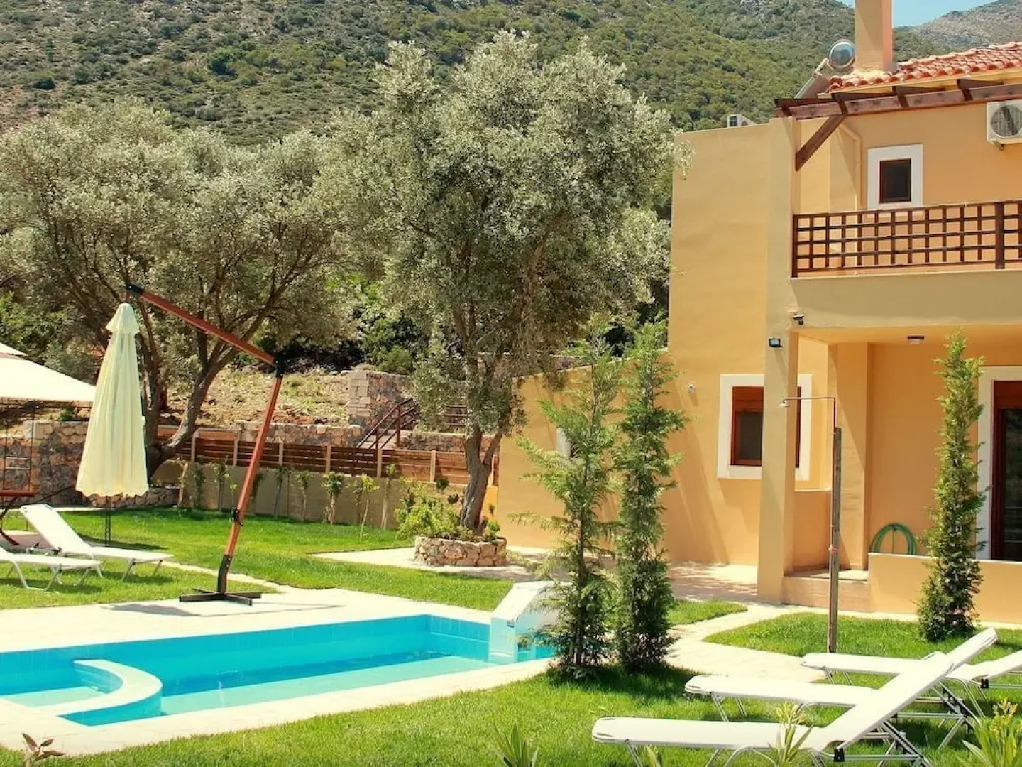 Pathos Villa by LeaderStay