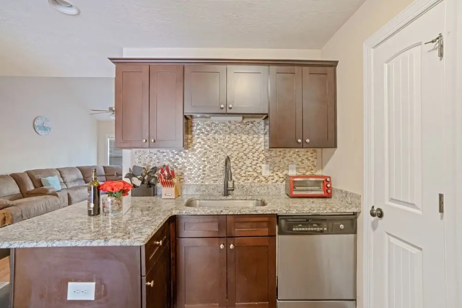 Good Vibes Only - Perfect Home In Quiet Residential Area With Work/study Space 4 Bedroom Townhouse by Redawning