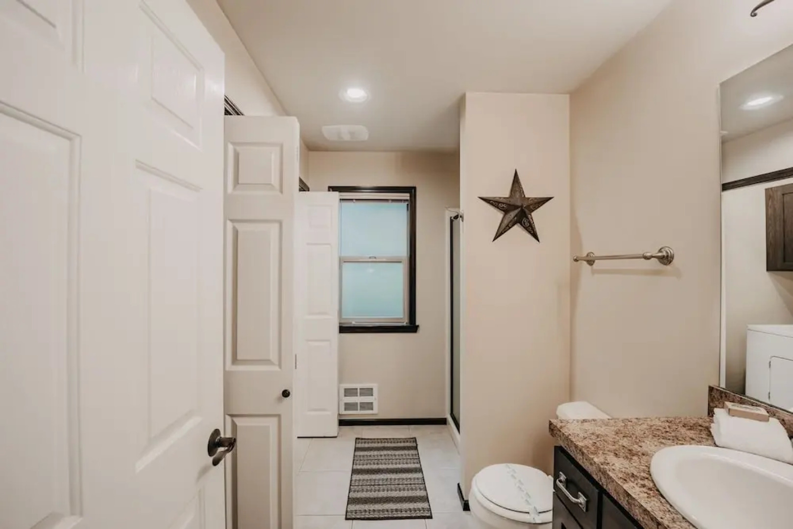 89gs - Hot Tub - Pets Ok - Wifi - Sleeps 4 1 Bedroom Home by RedAwning