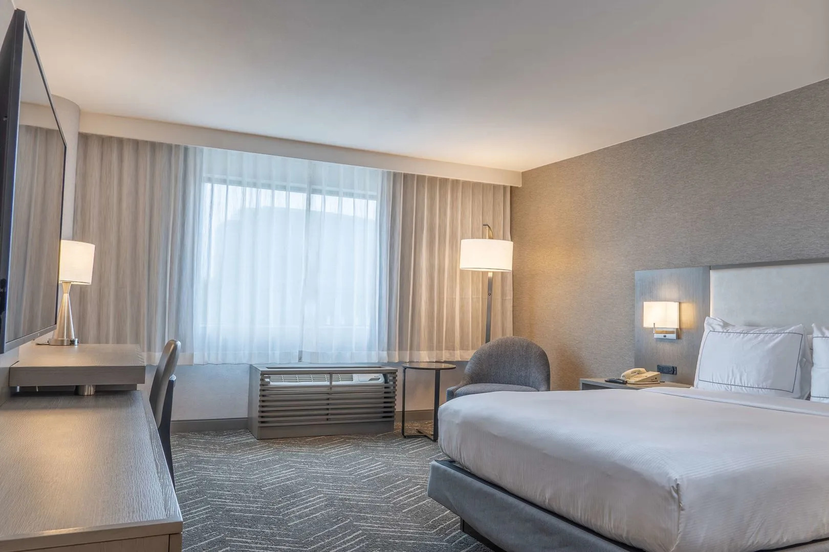 Lakeside Orange County Airport Hotel