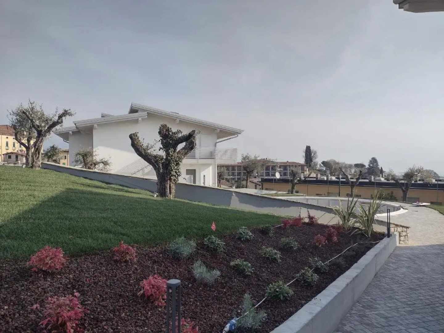 Bilocale in residence vista lago con piscina