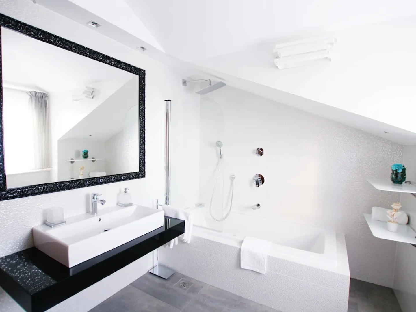 Majestic Villa in Okrug Donji With Swimming Pool