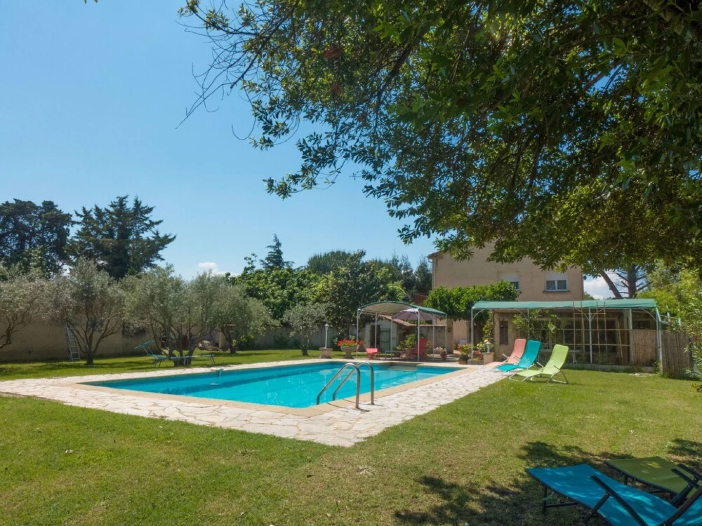 Attractive Villa in Roquemaure With Swimming Pool