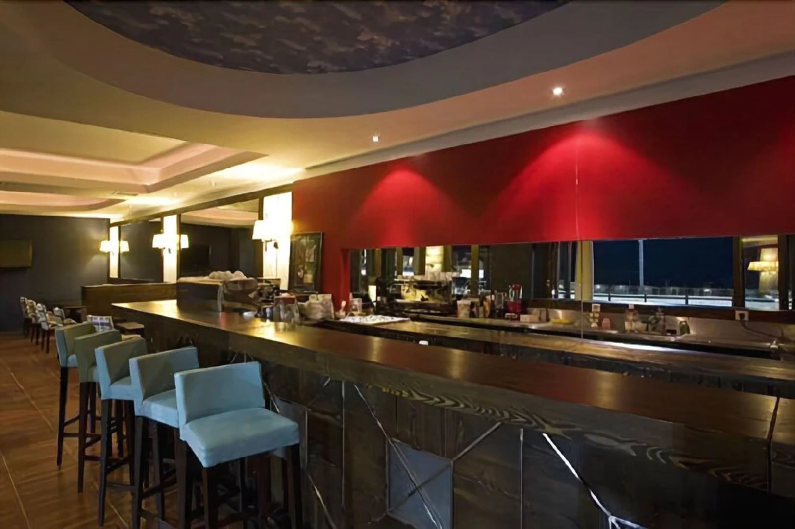 Konvoy Hotel & The Country Club