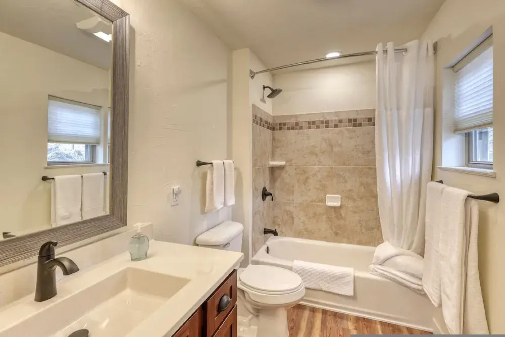 Gold Mining Condo King Bed Modern Comforts