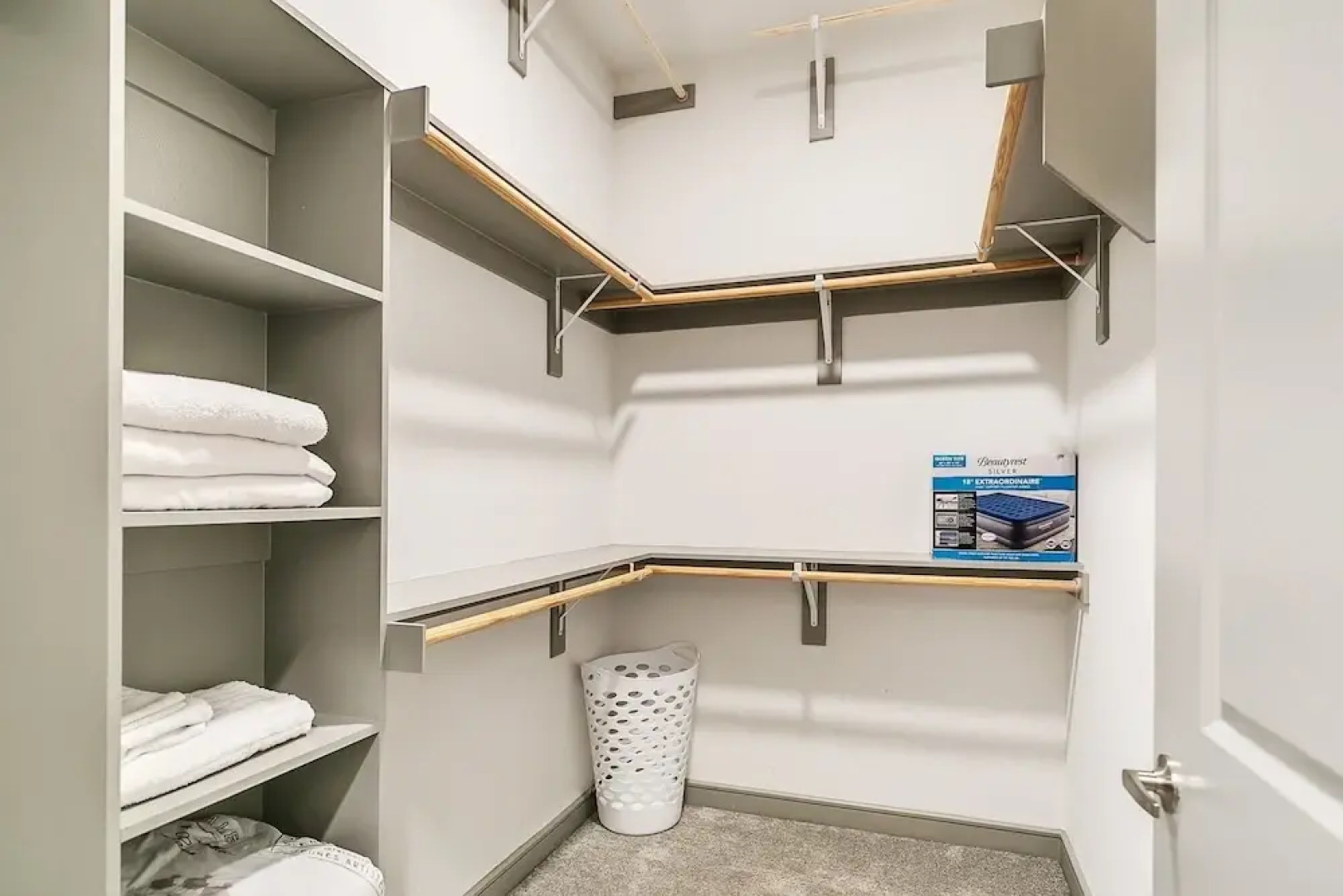 Maison De Luxe Brand New Cozy, Prime Location 1 Bedroom Condo by Redawning