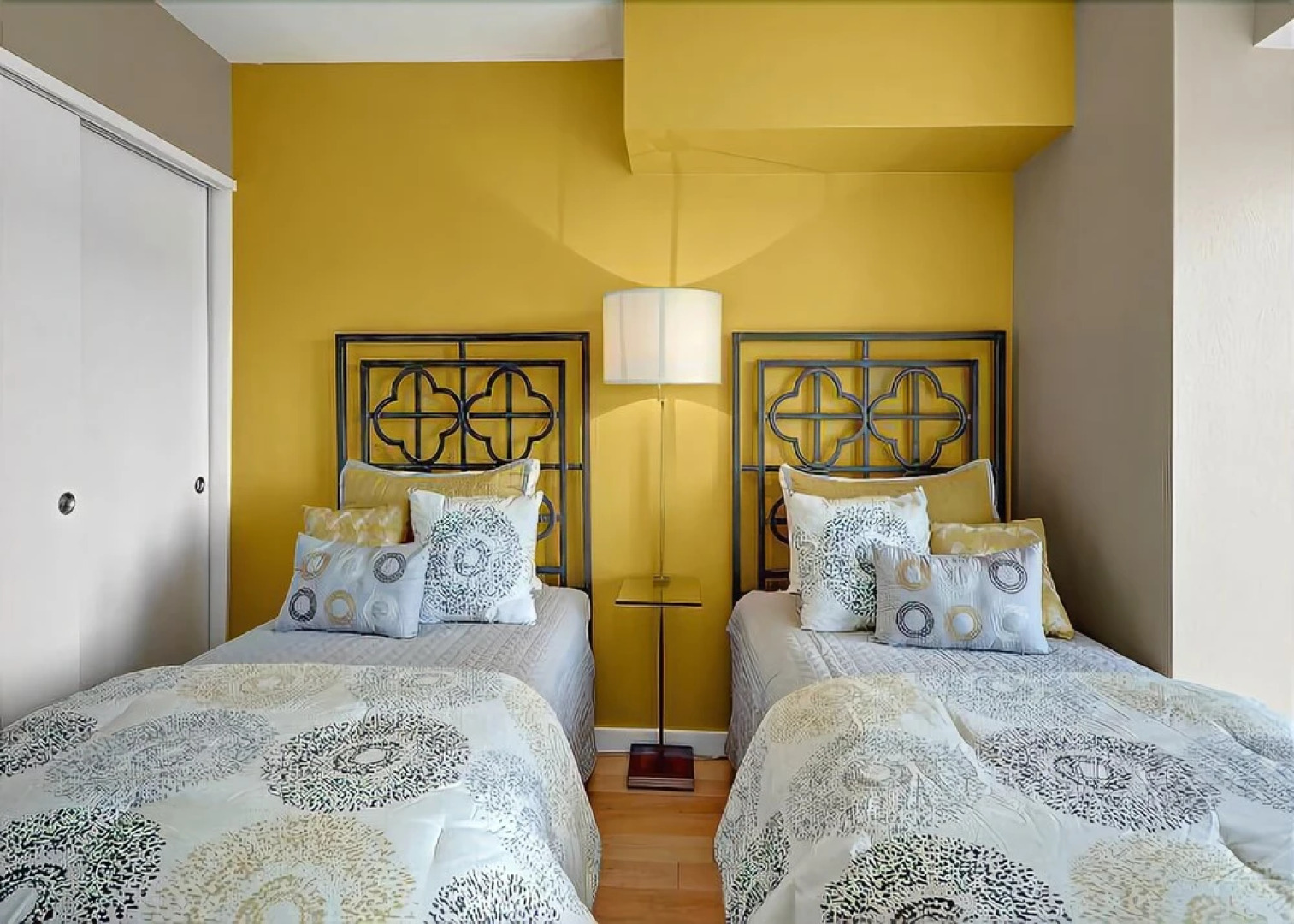 Newmark Elliott Bayview Luxury Suite - Two Bedroom Apartment with Balc