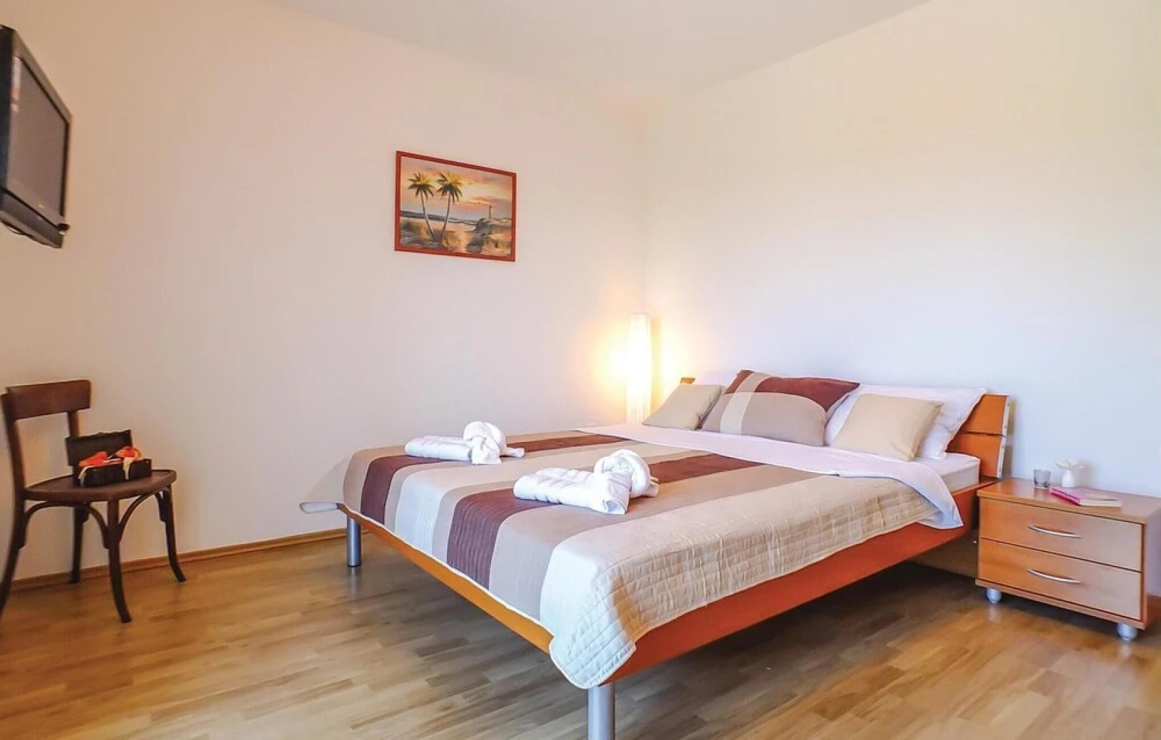 Stunning Home in Bast With 4 Bedrooms, Jacuzzi and Wifi