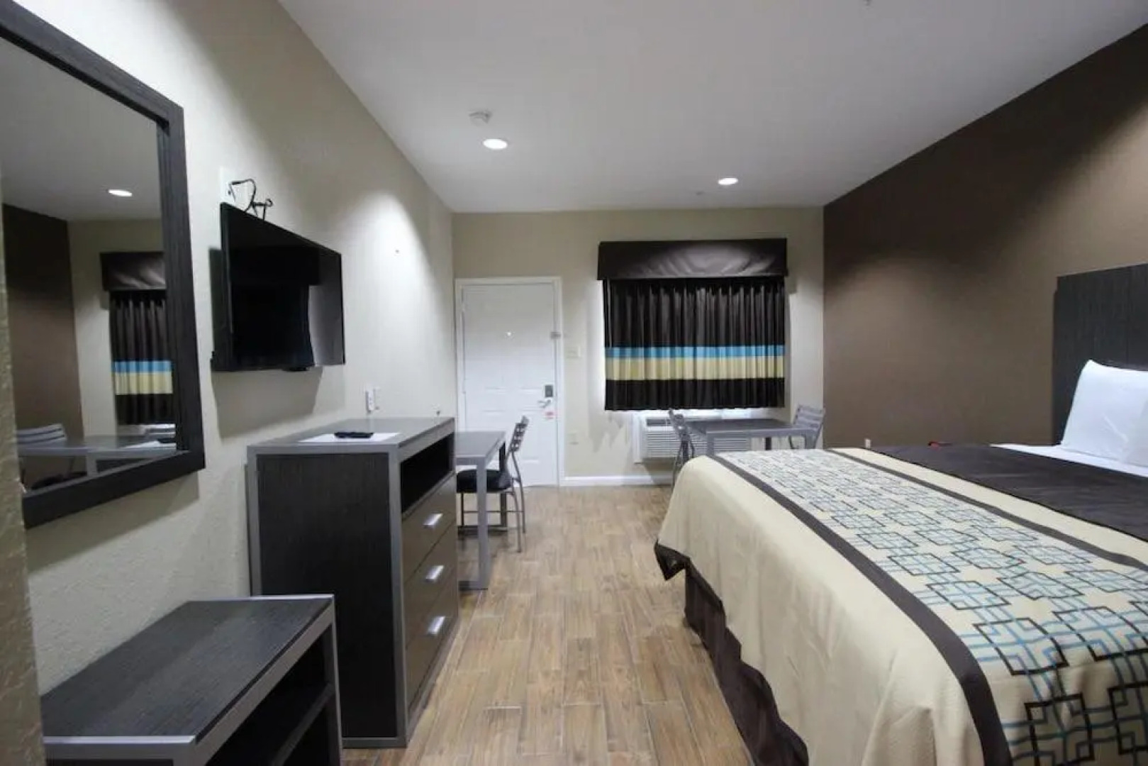 Scottish Inn & Suites