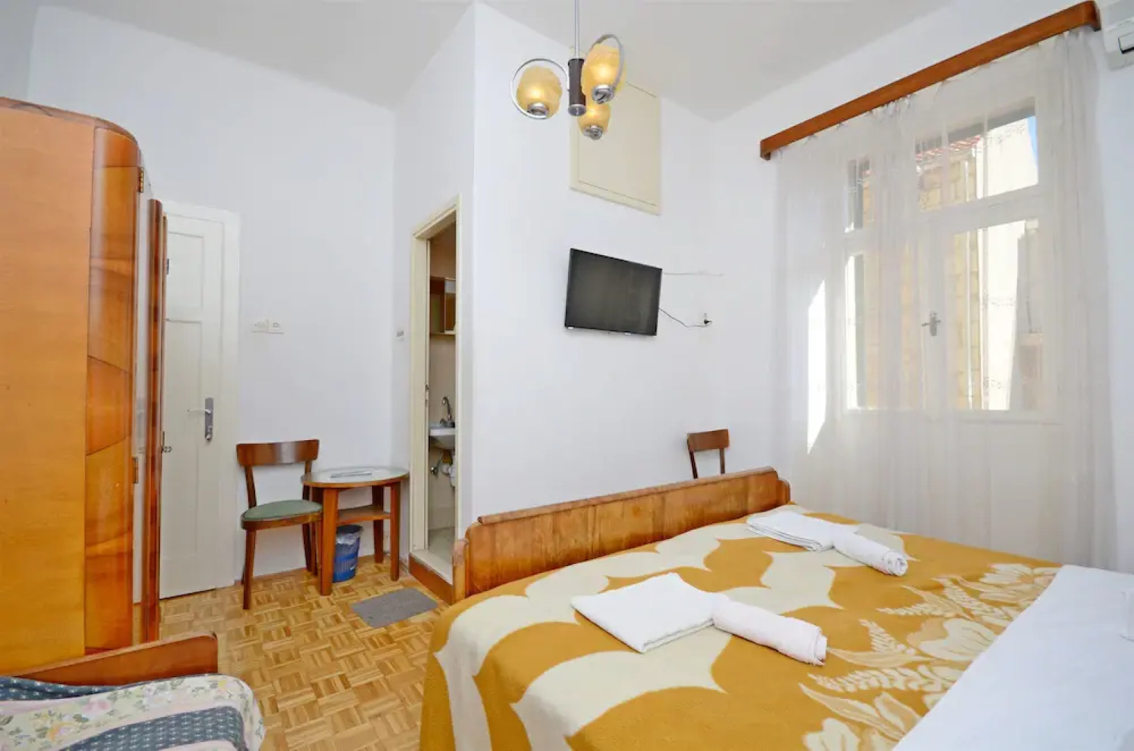 Apartment and Rooms Dragana