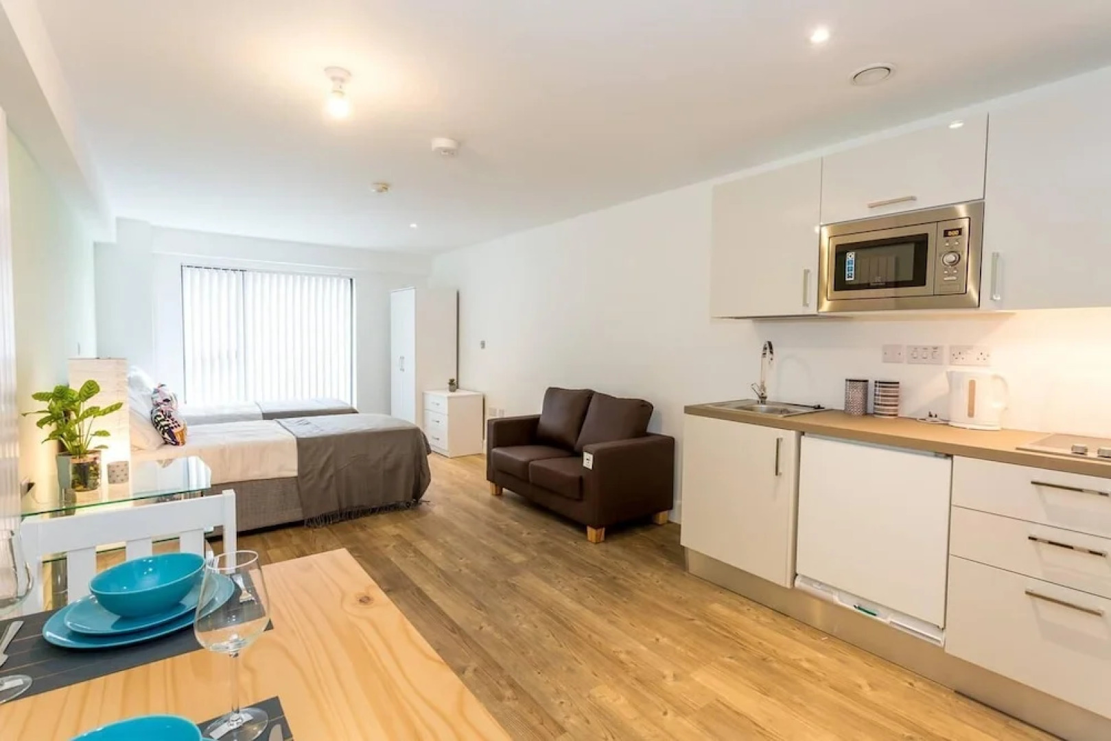 Spacious studio apartment in the heart of Oldham