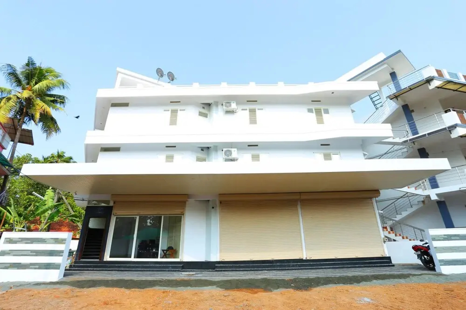 OYO 37302 White Cort
