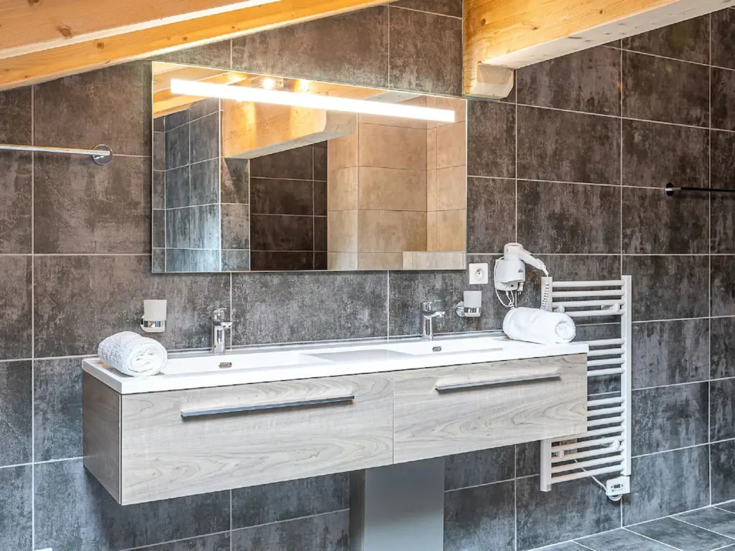 Penthouse with spacious balcony, ski lift 1.5 km away.