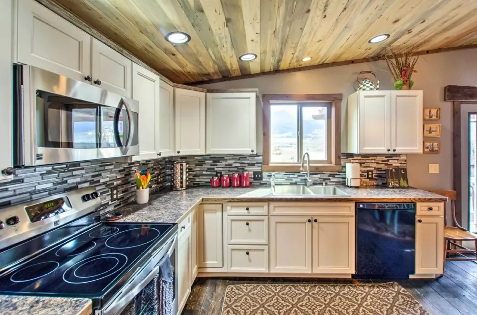 Lovely Livingston Loft w/ Mountain & River Views!