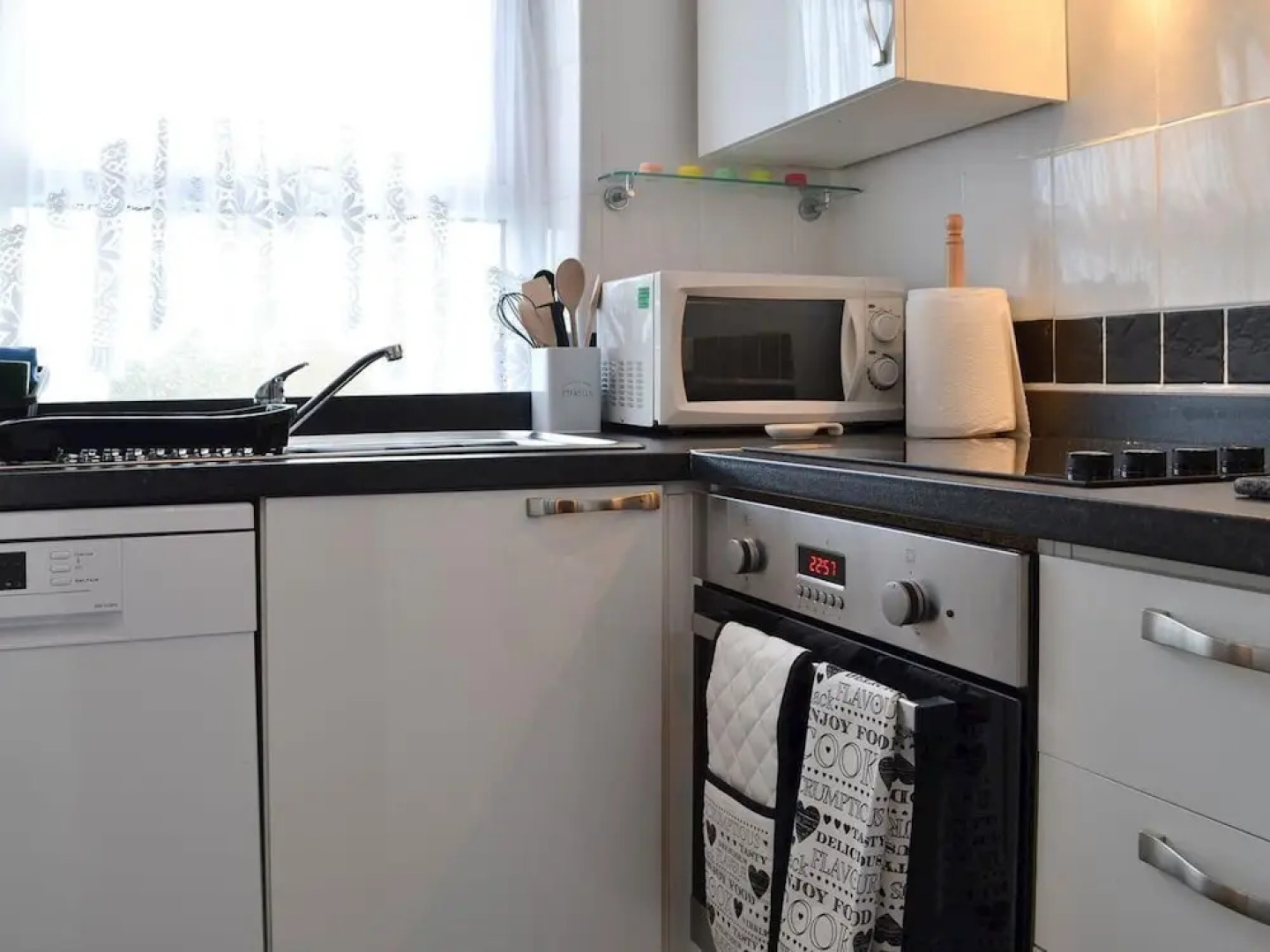 Riverside 2-bed Cottage, Sleeps 3 With Parking