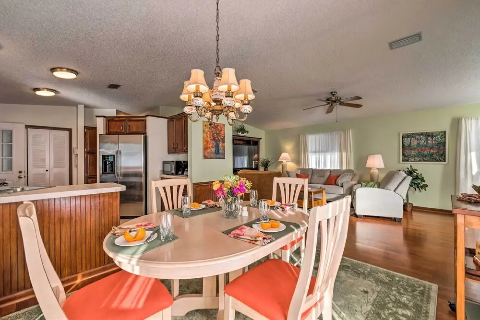 Lovely Lady Lake Home w/ Resort Amenities & Lanai!