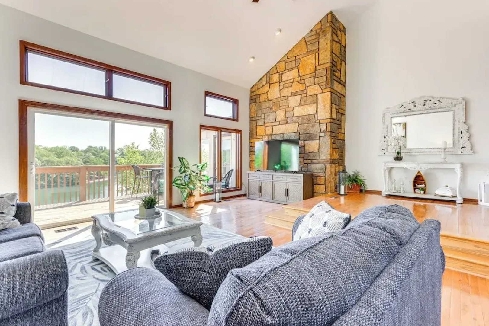 Swim & Boat Docks: Lakefront Gem in Bella Vista!