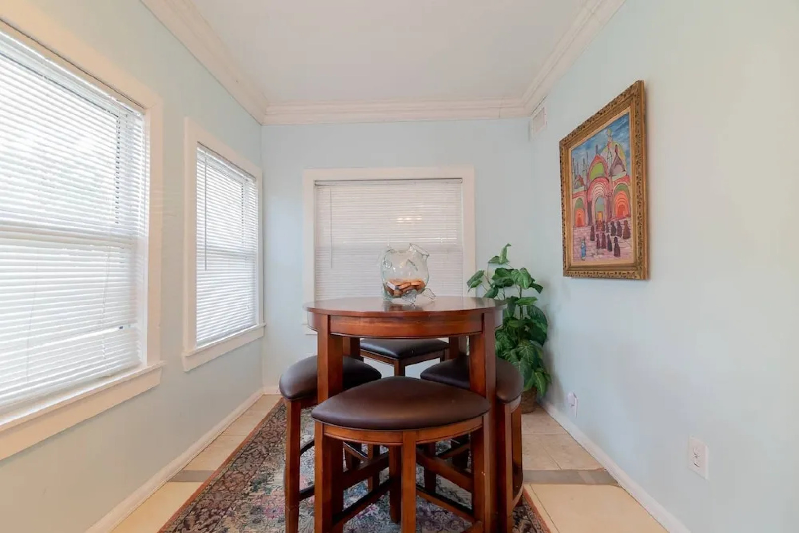 The Secret Garden - The Cottage Near Beach, Shops, Restaurants, Pet Friendly, Close to Lucerne Ave!