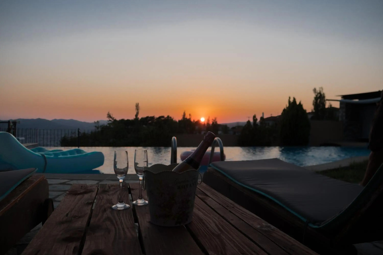 Tranquil Infinity Pool Getaway (private jacuzzi and steam bath, pool, garden, sea and city views)