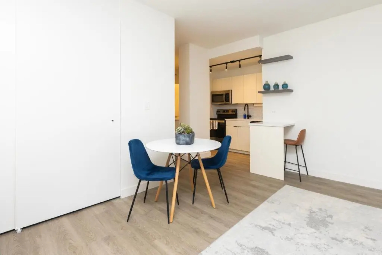 21 East - Chic DT Apts with Rooftop by Zencity