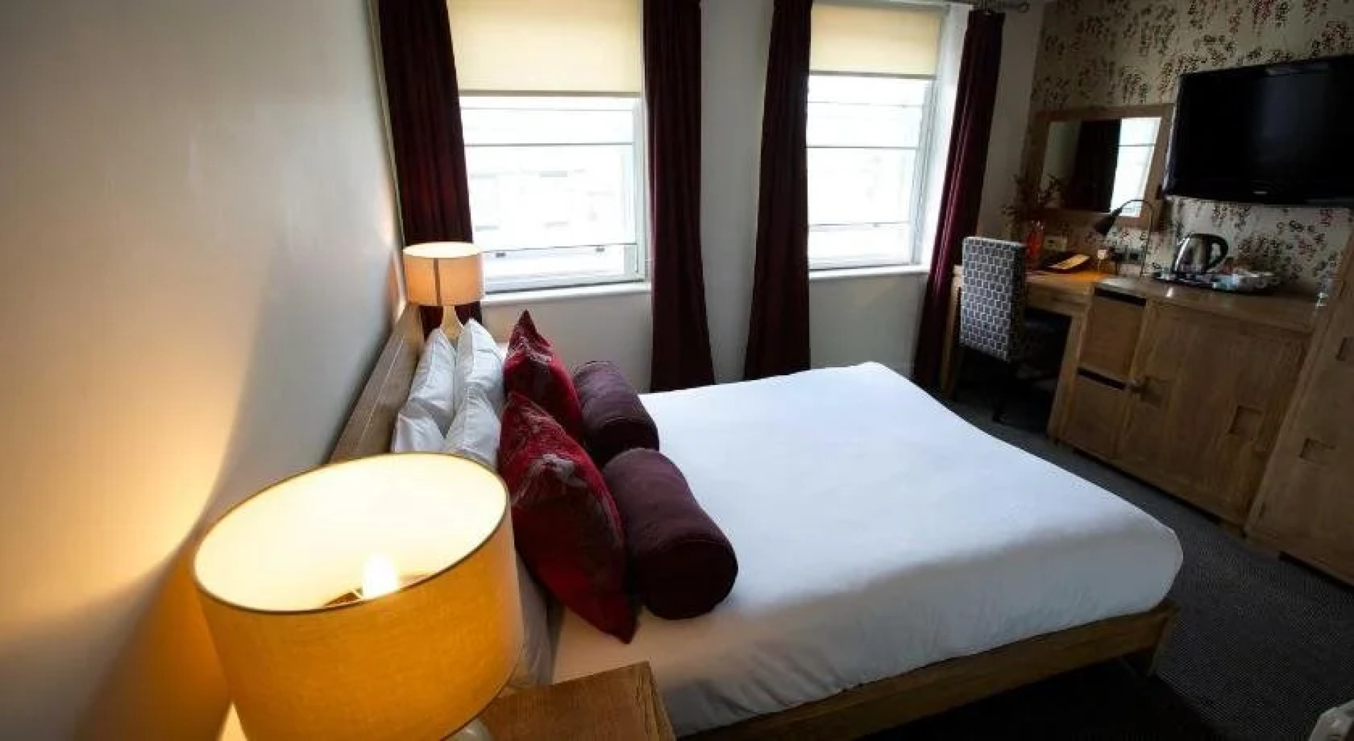 Cinnabar Cafï¿½ Hotel