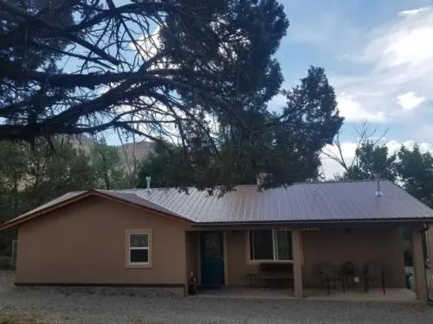 Grizzly Roadhouse Bed & Breakfast and Vacation Rentals