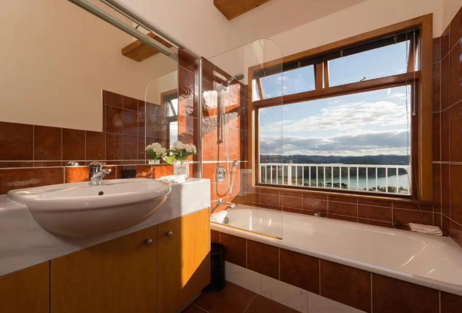 Veronica House - Russell Holiday Home
