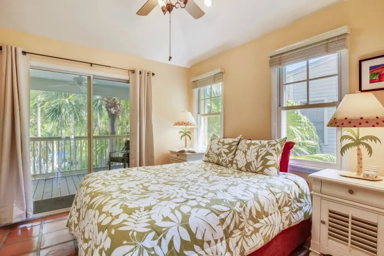 Cottage by the Pool by Avantstay w/ Balcony, BBQ & Shared Pool! Month Long Stays Only